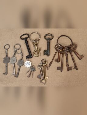 Vintage Skeleton Key and Keyring Lot - Brass, Copper, And Silver Tones (21ct)